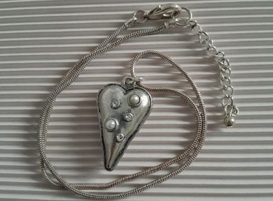 NECKLACE - Silvertone  - Heart - Pendant