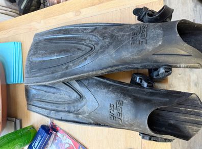 scuba siving open heel fins