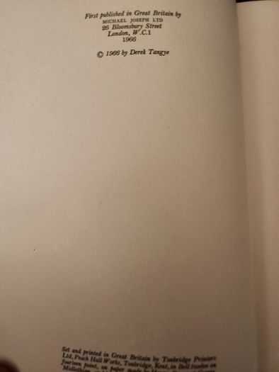 Lama  Derek Taynge. 1966 First Edition Hardback With Dustjacket 37.