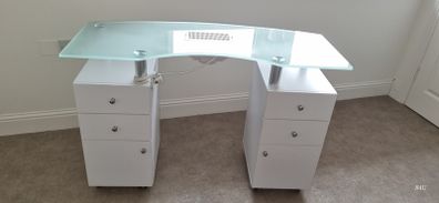 Nail desk