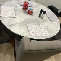 An amazing 43" round kitchen table and 4 chairs