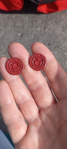 Vintage jewelry is sold individually for 5 to 10 euros