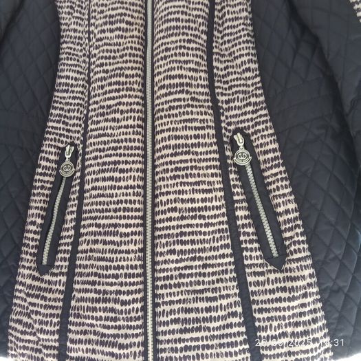 Ladies Gerry Weber Jacket . NOW REDUCED.Navy and Cream.Lining Navy.Fully Zipped.Perfectly clean.