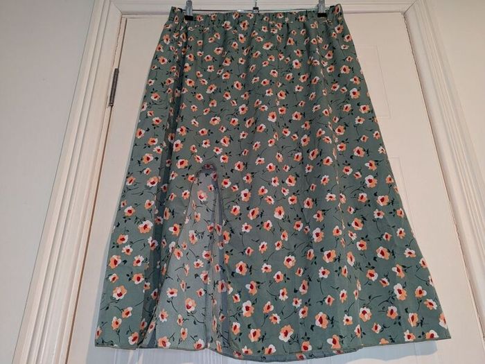 Gorgeous floral midi skirt with side slit