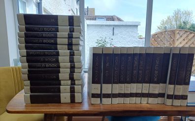 World Book Encyclopedia 1975  26 Vol Complete with World Events in Gold Gilt