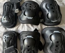 Skating knee pads