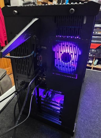 LianLi Dynamic 011 Ryzen 7 9800X3D Gaming PC
