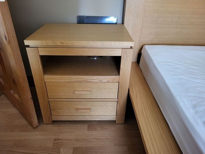 King size bed & 2 lockers