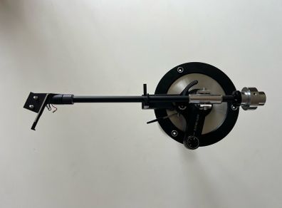 Lightweight ADC ALT-1 tonearm with carbon head-shell, high quality low-mass arm