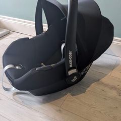 Maxi-Cosi car seat and Isofix Base