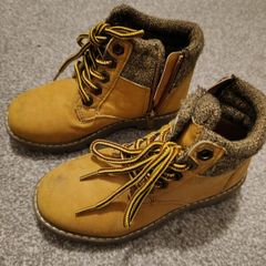 boy's boots. UK11/EUR 29