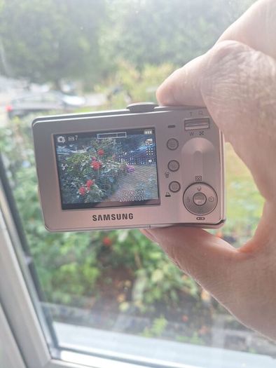 Samsung Digimax D60 6MP digital camera