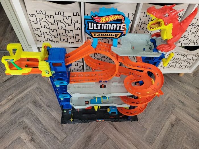 Hot Wheels City Let's Race Ultimate Garage Playset