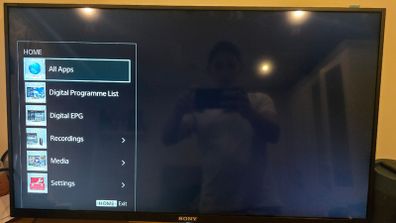 Sony Bravia 32" Smart TV (KDL-32W756) - Like New + Wall Mount