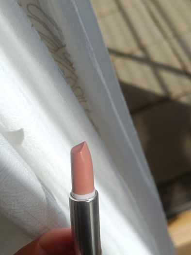 Clinique dramatically different lipstick in 04 Canoodle