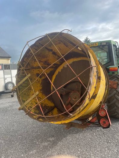 Teagle tomahawk round bale shredder
