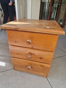 Bedside Lockser 3 Drawers In Good Condition