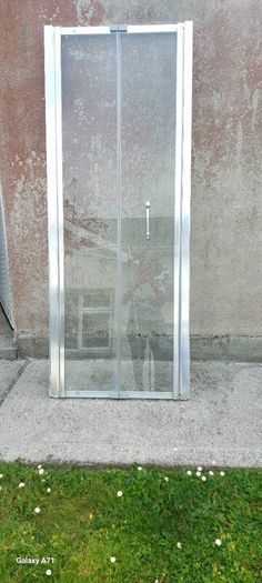 Toilet, hand basin/pedestal and shower door