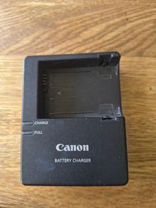 Genuine Canon LC-E8E charger