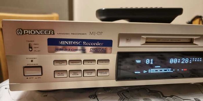 From 1999 Minidisc Pioneer MJ-D7 MD, working perfect, Champagne color.