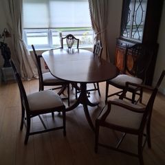 Dining Room Tables and chairs ( Six lovely soft cushion Mahogany chairs with adjustable Mahogany Dining room table.
