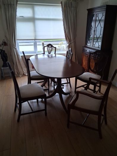 Dining Room Tables and chairs ( Six lovely soft cushion Mahogany chairs with adjustable Mahogany Dining room table.