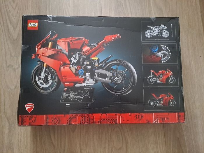 LEGO Technic 42202 Ducati Panigale V4 S