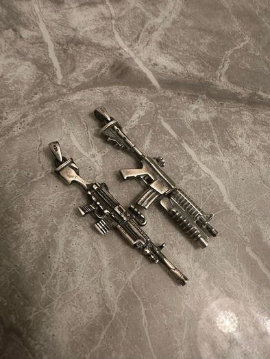 silver call of duty weapon pendants