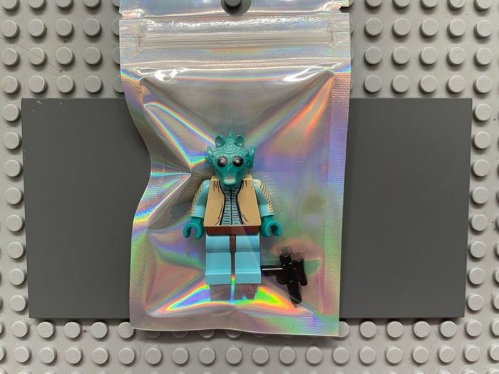 lego Star Wars sw0110 Greedo minifigure- Tan Vest, Sky Blue Legs