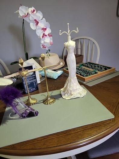 Jewellery stands 10e each