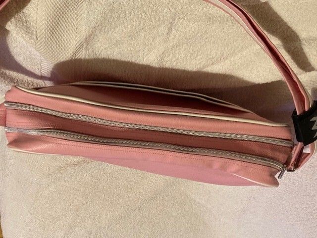 15'' Laptop bag. L 38cm x W 10cm x H 29cm. New. Pink