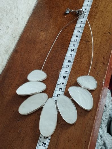 Necklace in Mother of Pearl and Resin.