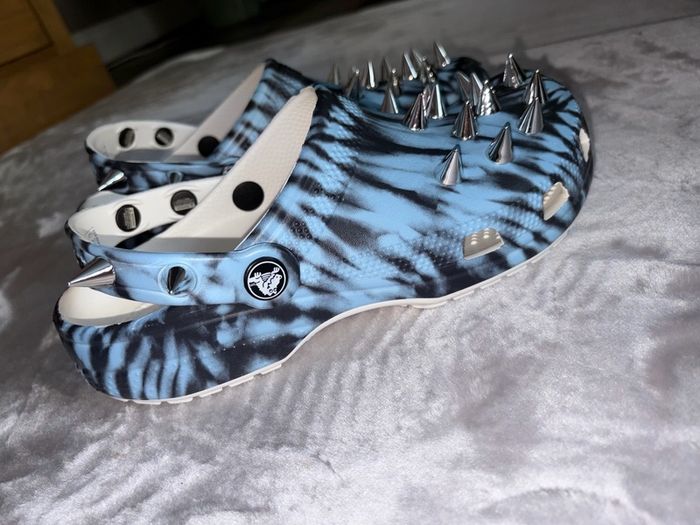 Crocs Rebel Rebel clogs Size Uk 6 Blue & black tie-dye with signature silver spike detailing