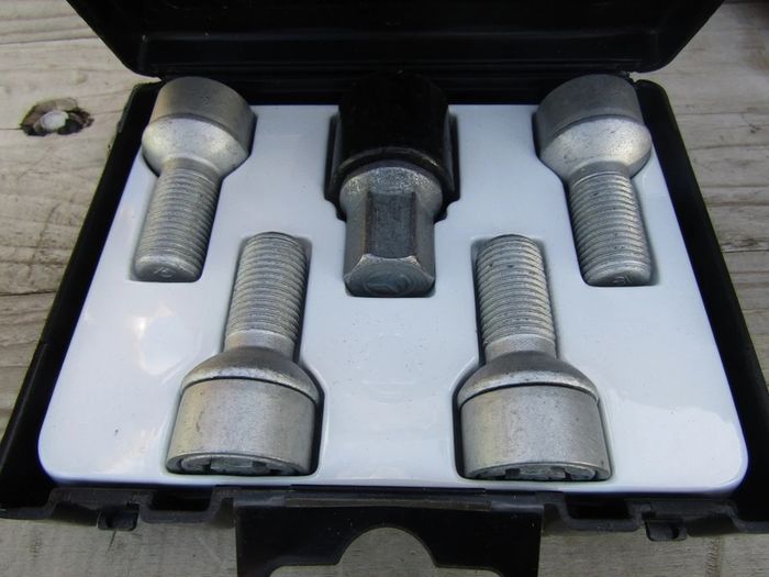Genuine Mercedes A, B, C, Cla Class Locking Wheel Nuts & Key Set B66470155