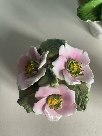 Trip of porcelain posies