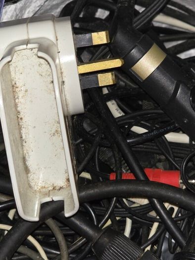 Joblot Electronics: controller, mobile + laptop chargers, laptop batteries, cables, etc