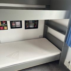 Bunk beds and 2 mattresses