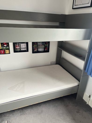 Bunk beds and 2 mattresses