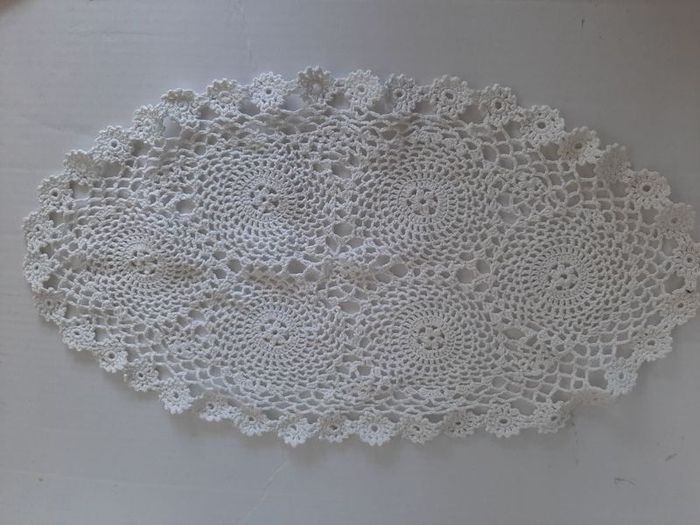 vintage retro tray with large doilies +2 small