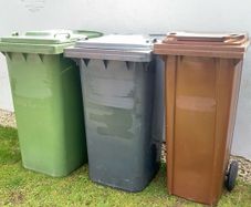 Wheelie bins like new (read description)