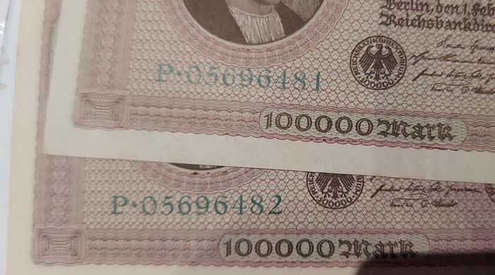 1923 German 100,000 mark consecutive pair in uncirculated condition