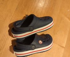 crocs - junior C 6 navy, red and white trim