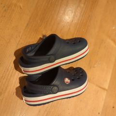 crocs - junior C 6 navy, red and white trim
