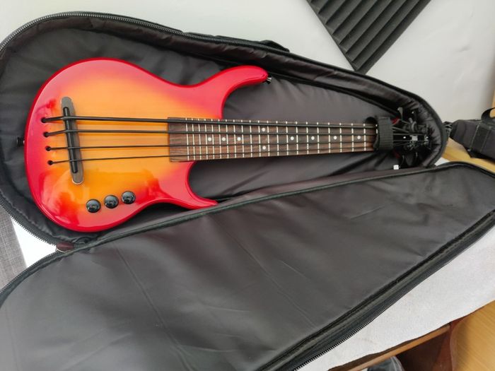 Kala U-Bass solid body (Sunburst) - plus bag