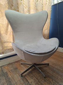 Arne Jacobsen replica Egg Chair in white