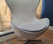 Arne Jacobsen replica Egg Chair in white
