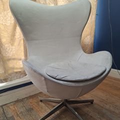 Arne Jacobsen replica Egg Chair in white