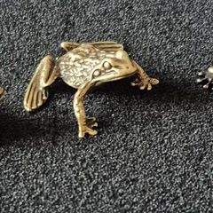 3 brass frogs,. Solid brass.