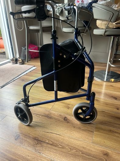 three wheel rollator