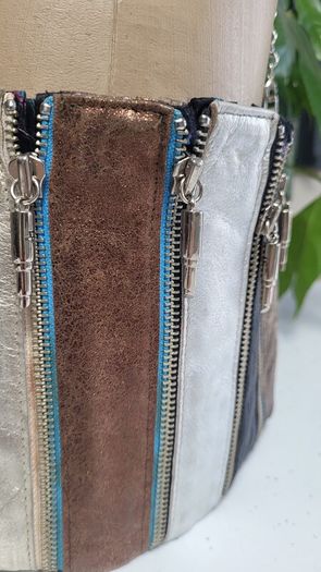 Louise Farnay metallic tones magnetic snatch crossbody bag - Rrp 129 dollars (New)
